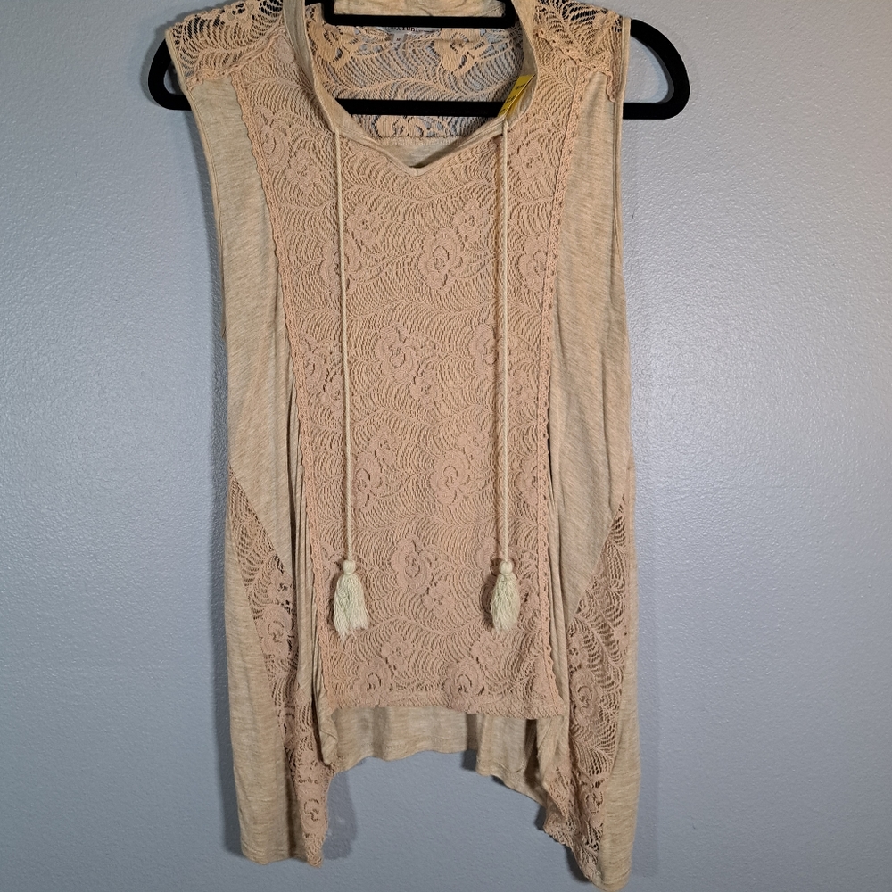 Women's Yuni beige, sleeveless top with crochet accents. Size M. A9
